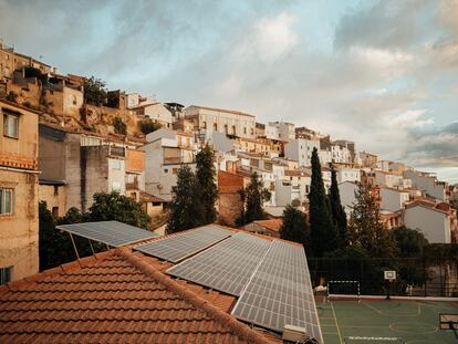 Paneles fotovoltaicos instalados en el tejado del colegio público Santa María de Nazaret, en Chiclana de Segura (Jaén).