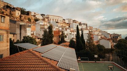 Paneles fotovoltaicos instalados en el tejado del colegio público Santa María de Nazaret, en Chiclana de Segura (Jaén).