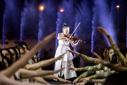 Pauchi Sasaki, durante la 'performance' musical 'Artemis: Fountain', en Atenas.