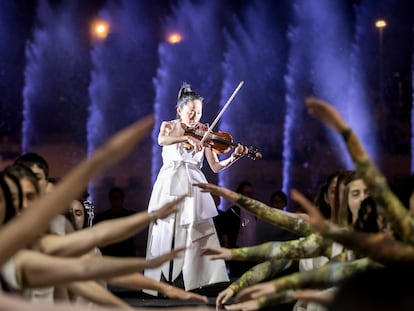 Pauchi Sasaki, durante la 'performance' musical 'Artemis: Fountain', en Atenas.