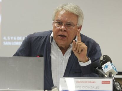 Felipe González en un momento de su intervención en El Escorial.