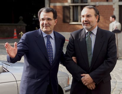 Romano Prodi recibe al recién nombrado comisario europeo de Asuntos Económicos y Monetarios, el español Pedro Solbes, en el castillo de Solhof, cerca de Amberes (Bélgica), antes de una reunión informal de la Comisión en 1999.