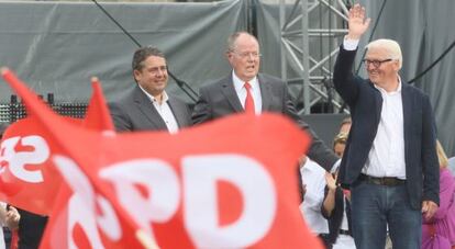 Peer Steinbrück, en el centro, durante la fiesta del SPD en Berlín.