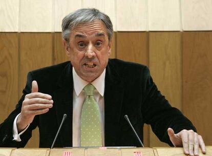 El conselleiro de Medio Rural, Alfredo Suárez Canal, ayer en el pleno del Parlamento.