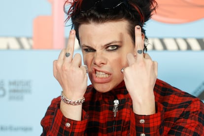 El músico británico Yungblud posa para los fotógrafos a su llegada a la alfombra roja.