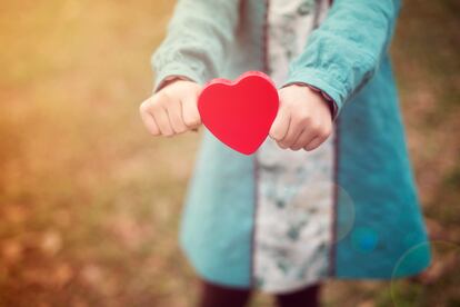 Hand girl showing a heart