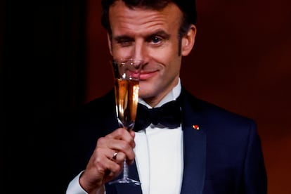 En el brindis en el que participaron los 300 invitados que estuvieron en la cena oficial, Macron levantó su copa y afirmó: "Venimos de los mismos valores y principios. Viva Estados Unidos, viva Francia y viva la amistad entre nuestros dos países”.