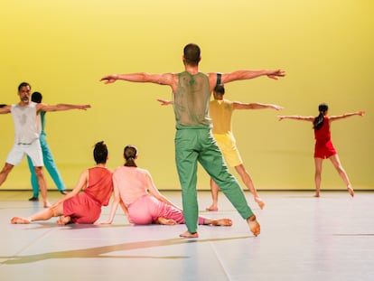 Los bailarines de 'In C.', de Sasha Waltz, en el Mercat de les Flors (Barcelona).