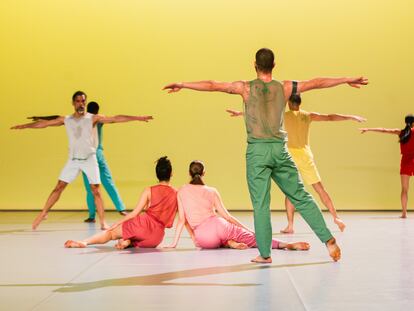 Los bailarines de 'In C.', de Sasha Waltz, en el Mercat de les Flors (Barcelona).