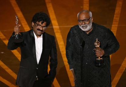 El compositor indio M. M. Keeravaani (derecha) y el músico indio Chandrabose recogen su Oscar a mejor canción original.