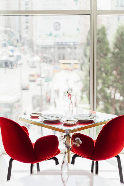 Con vistas a la Gran Vía. En el icónico edificio que ocupa el hotel Barceló Torre de Madrid, en plena plaza de España, el restaurante Somos, con su cristalera enfocada hacia la Gran Vía y decoración a cargo del diseñador Jaime Hayón, ofrece un enclave especial para compartir mesa en San Valentín. Su chef, Rubén Vázquez, y la maestra repostera Sandra Villazón han preparado un menú para la noche del 14 de febrero y todo el fin de semana (45 €).