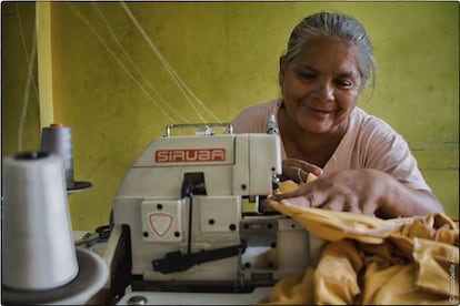 Carolina Beatriz García Zapata de Guevara cose en la máquina que adquirió gracias a los préstamos de su banco comunal. Su taller cuenta con dos empleadas.