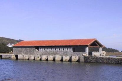 Una vista del molino de Santa Olaja con la marea alta, reconstruido como museo, en Arnuero (Cantabria).