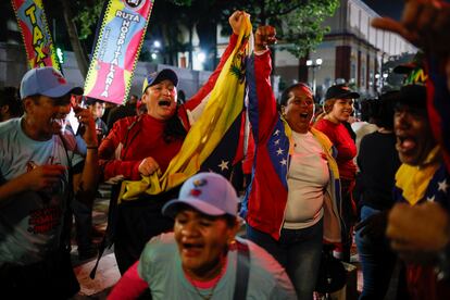 Simpatizantes del presidente Nicolás Maduro celebran después de que las autoridades electorales lo declararan ganador de las elecciones presidenciales en Caracas, Venezuela.