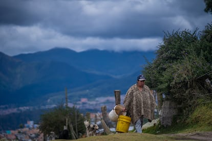 Una habitante del barrio Verbenal Sur camina en busca de agua en la localidad de Ciudad Bolívar, el 25 de septiembre del 2022.