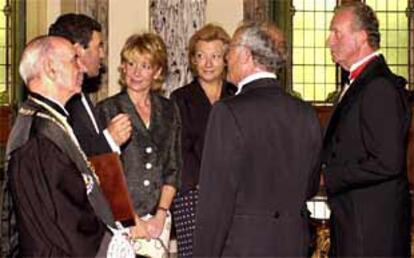 El Rey conversa, antes de la apertura del año judicial, con Jesús Cardenal, Ángel Acebes, Esperanza Aguirre, Luisa Fernanda Rudi y Javier Delgado.