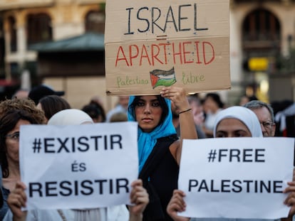 VALENCIA, 17/10/2023.- Concentración convocada por la Comunidad Palestina y el Comité de Apoyo al Pueblo Palestino este martes en la plaza del Ayuntamiento de València para mostrar pancartas contra el "apartheid" israelí en Gaza y condenar las "agresiones" al pueblo palestino. EFE/Biel Aliño
