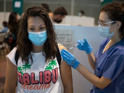 Sanitarios administran la vacuna de Pfizer en el centro de vacunación instalado en el Estadio Olímpico de Sevilla el 14 de julio.