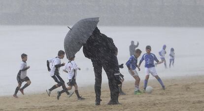 Una fuerte granizada obligó a suspender durante un rato los partidos playeros en la Playa de La Concha de San Sebastián (Gipuzkoa), el 27 de octubre.