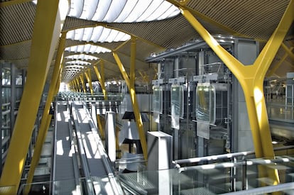 Haces de luz natural iluminan el interior de la terminal de Barajas.Su perfil fue bautizado como El Tirachinas, y los arquitectos británicos del equipo de Richard Rogers, que junto al estudio Lamela firman el proyecto, llaman a la viga que sujeta la fachada "la viga arenque". Juguetón y orgánico, el techo de bambú va haciendo olas y los grandes lucernarios elípticos y los difusores de aire se asemejan a la cabeza de un dinosaurio.