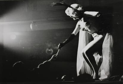 Una cabaretera del Molino és una de les fotografies que es pot veure en la nova exposició.