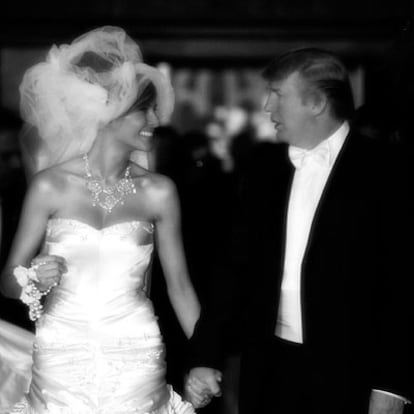 Los recién casados, Donald Trump y Melania Knauss, a la salida de la iglesia.