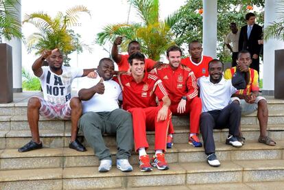 Javi Martínez y Juan Mata posan con varios aficionados a su llegada hoy a Malabo