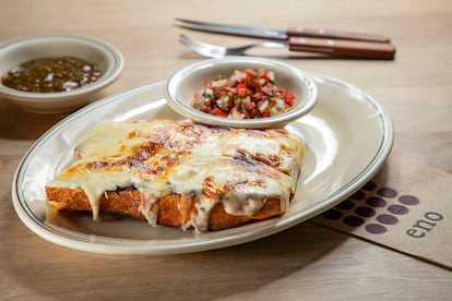 Molletes de tres quesos con pico de gallo del restaurante ENO.