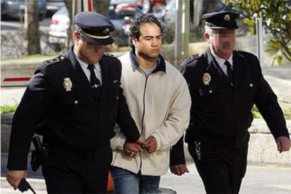 Eric Javier Velastegui es llevado por la policía la semana pasada ante los jueces de la Audiencia de Madrid.