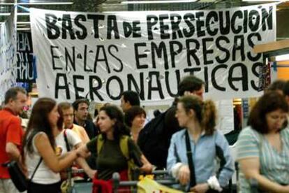 Pasajeros de Aerolíneas Argentinas afectados por la huelga aguardan en el aeropuerto de Buenos Aires.