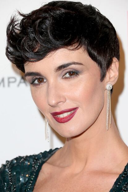 Paz Vega estrenó el pasado sábado su nuevo corte de pelo 'pixie'. En su primera aparición con nuevo look, decidió llevarlo liso. Nos gusta más con un poco de volumen (en la imagen), peinado con el que se dejó caer por una fiesta después de los Globos de Oro.