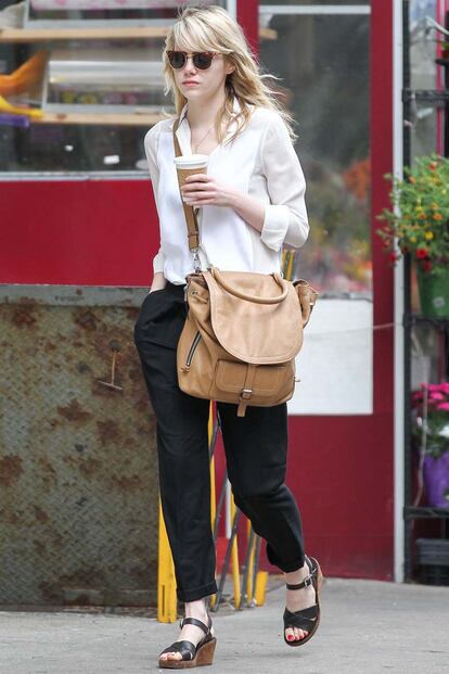 Emma Watson con un outfit muy básico pero que nunca falla.