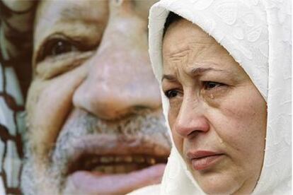 Una mujer palestina llora en Ramala al enterarse de la muerte de Yasir Arafat.