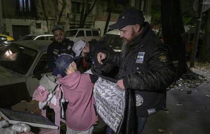 Reparto de alimentos y ropa a personas sin techo en las calles de Buenos Aires.