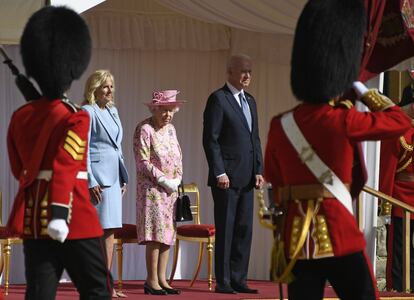 El presidente Joe Biden se ha convertido en el decimotercero jefe de Estado estadounidense en ser recibido por la reina Isabel II de Inglaterra. La monarca ha dado la bienvenida a él y a la primera dama Jill Biden en el castillo de Windsor este domingo tras la clausura de la cumbre del G-7 en Cornualles, donde los líderes de las principales potencias mundiales se han comprometido a donar de aquí hasta finales de 2022 mil millones de dosis de vacunas para los países en desarrollo.