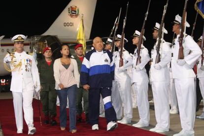 El presidente de Venezuela (en el centro, en chándal) es recibido por su Gobierno a su llegada a Caracas tras someterse a un cuarto ciclo de quimioterapia en La Habana, en una foto facilitada por la Presidencia.