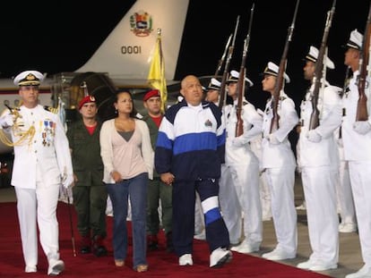 El presidente de Venezuela (en el centro, en chándal) es recibido por su Gobierno a su llegada a Caracas tras someterse a un cuarto ciclo de quimioterapia en La Habana, en una foto facilitada por la Presidencia.