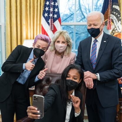El presidente Joe Biden y la primera dama Jill Biden posan para una foto con las jugadoras de fútbol de la Selección Nacional Femenina de Estados Unidos, Megan Rapinoe y Margaret "Midge" Purce, el 24 de marzo en el Despacho Oval.