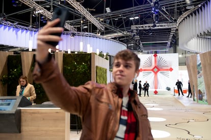 Cantabria estrena en Fitur un espacio protagonizado por el Año Jubilar Lebaniego, que comenzará el 16 de abril de 2023 con la apertura de la Puerta del Perdón del monasterio de Santo Toribio de Liébana, al pie del parque nacional de los Picos de Europa. El principal elemento del estand es el Lignum Crucis, logotipo del Año Jubilar, colocado en suspensión en varios planos creando un juego óptico. También hay una zona expositiva dedicada a Beato de Liébana, a la que se accede por un holograma de la Puerta del Perdón.