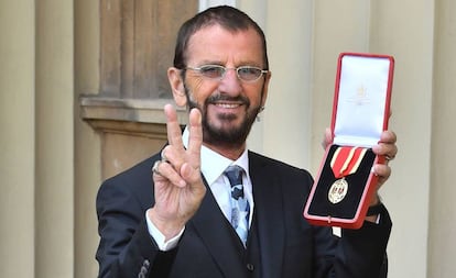 Ringo Starr, tras recibir la medalla al Caballero del Imperio Británico el 20 de marzo de 2018.