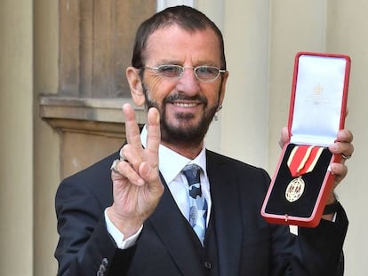 Ringo Starr, tras recibir la medalla al Caballero del Imperio Británico el 20 de marzo de 2018.