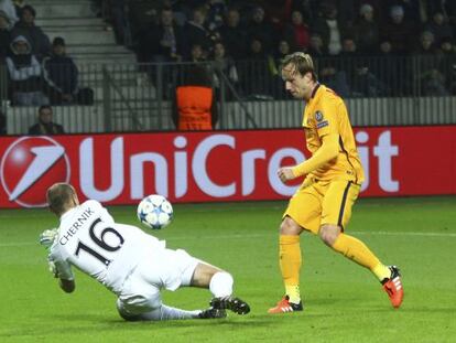 Rakitic eleva la pilota davant Chernik per anotar el seu segon gol 