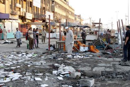 Restos de uno de los atentados con coche bomba en Ciudad Sadr, en Bagdad.