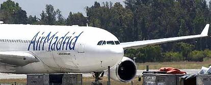 Avión de Air Madrid retenido en el aeropuerto de Santiago.