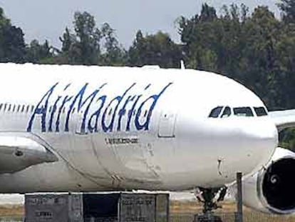 Avión de Air Madrid retenido en el aeropuerto de Santiago.