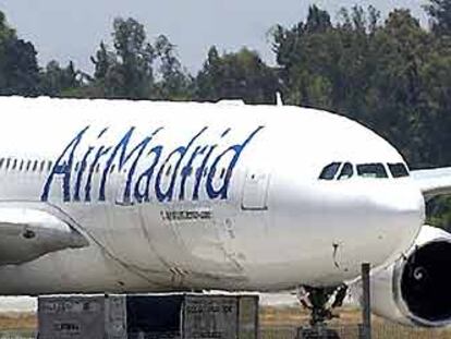 Avión de Air Madrid retenido en el aeropuerto de Santiago.