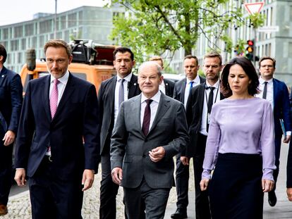 De izquierda a derecha, el ministro de Finanzas, Christian Lindner, el canciller Olaf Scholz y la ministra de Exteriores, Annalena Baerbock, en Berlín