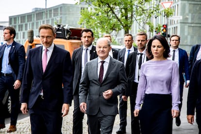 De izquierda a derecha, el ministro de Finanzas, Christian Lindner, el canciller Olaf Scholz y la ministra de Exteriores, Annalena Baerbock, en Berlín