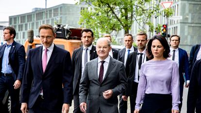 De izquierda a derecha, el ministro de Finanzas, Christian Lindner, el canciller Olaf Scholz y la ministra de Exteriores, Annalena Baerbock, en Berlín en junio de 2023.