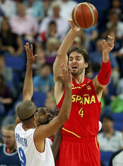 Pau Gasol pasa la pelota mientras el francés Tony Parker intenta cubrirle.